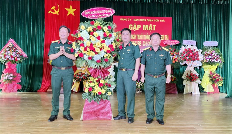 Trao tặng hoa chúc mừng ngày truyền thống cho Ban chỉ huy Quân sự quận.