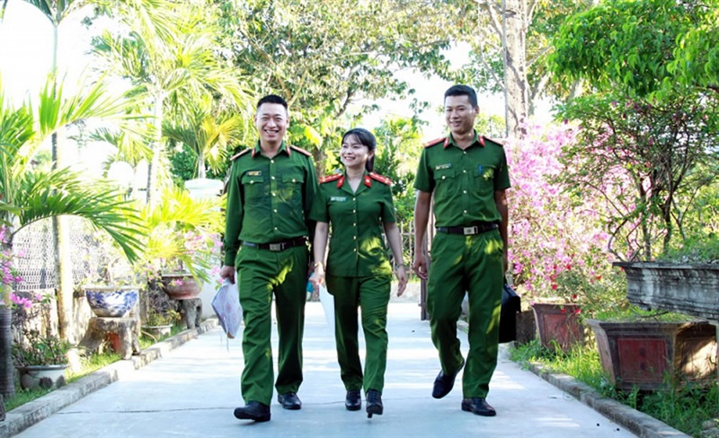 Trung úy Nguyễn Thị Khánh Lam trao đổi nghiệp vụ với đồng đội.