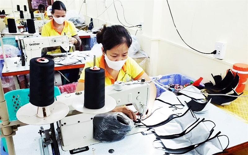 Sản xuất khẩu trang vải kháng khuẩn xuất khẩu tại Công ty TNHH Sản xuất - Chế biến - Kinh doanh XNK Hương Quế.