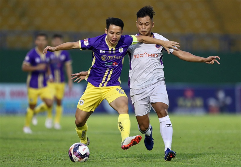 Hà Nội FC (áo sẫm) bỏ xa tốp bám đuổi khiến cuộc đua vô địch V. League 2022 trở nên nhàm chán.
