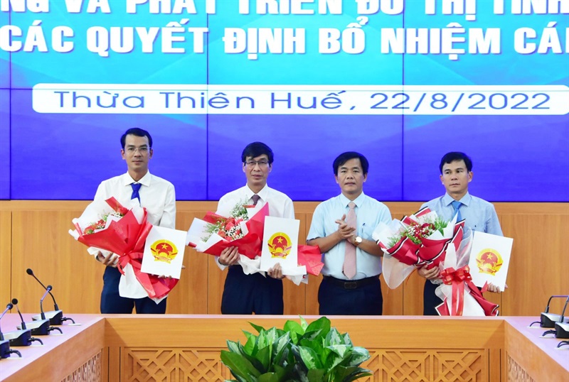 Chủ tịch UBND tỉnh Nguyễn Văn Phương trao quyết định bổ nhiệm cán bộ lãnh đạo quản lý của Ban