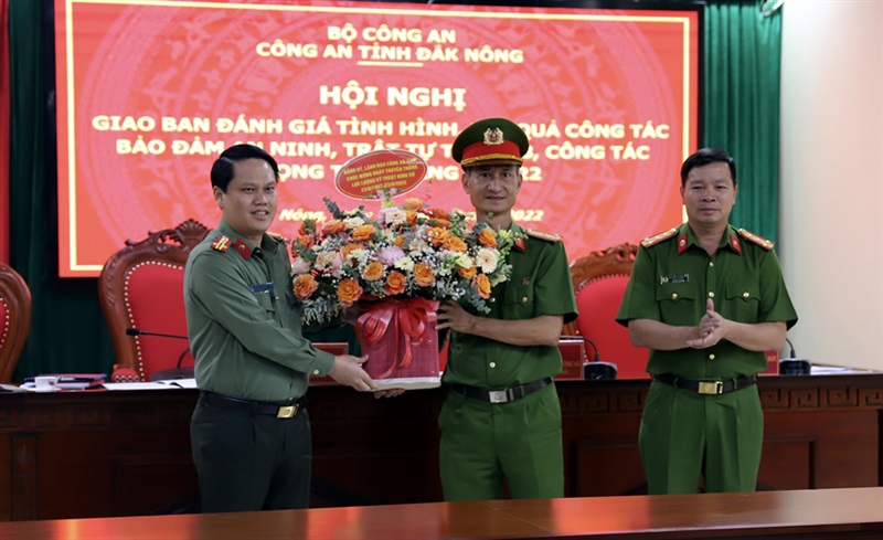 Lãnh đạo Công an tỉnh Đắk Nông tặng hoa, chúc mừng lực lượng Kỹ thuật hình sự
