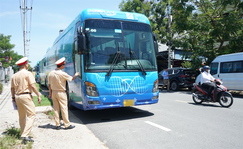 Lực lượng Cảnh sát Giao thông Công an TP Đà Nẵng kiểm tra đoàn xe dán quảng cáo kín thân xe.