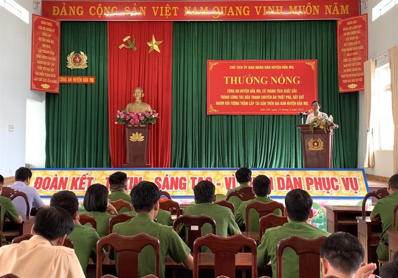 ông Nguyễn Ngọc Lũy, Chủ tịch UBND huyện trao thưởng cho Công an huyện Đắk Mil.