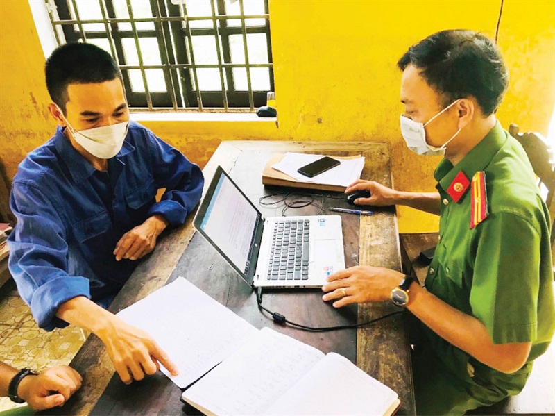 Đối tượng Võ Trọng Tiến khai báo hành vi cho hàng chục công nhân tại KCN Phong điền vay tiền với lãi suất cao.