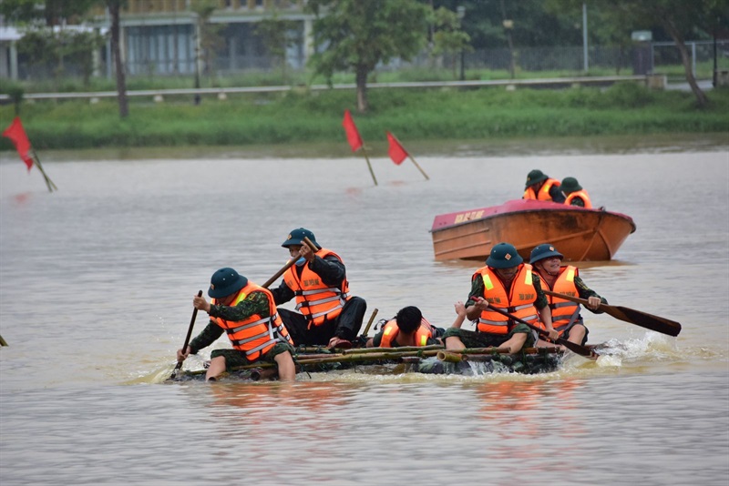 Tập huấn phương pháp cứu người trong mưa lũ.