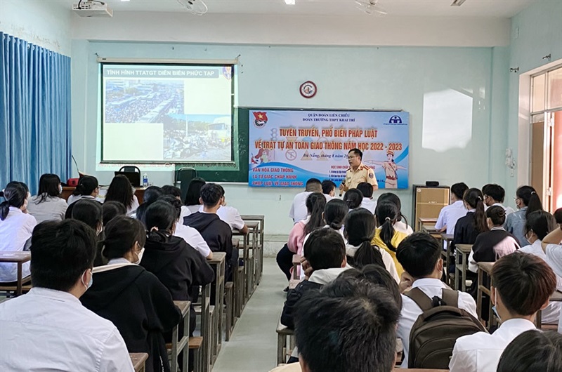 
CSGT Liên Chiểu tuyên truyền cho học sinh trường THPT Khai Trí.