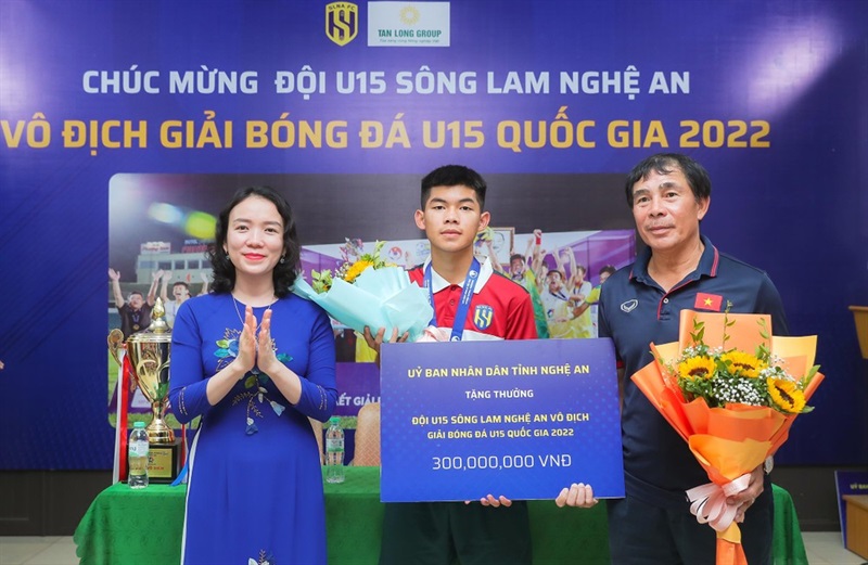 Đại diện U15 SLNA nhận thưởng của UBND tỉnh Nghệ An.
