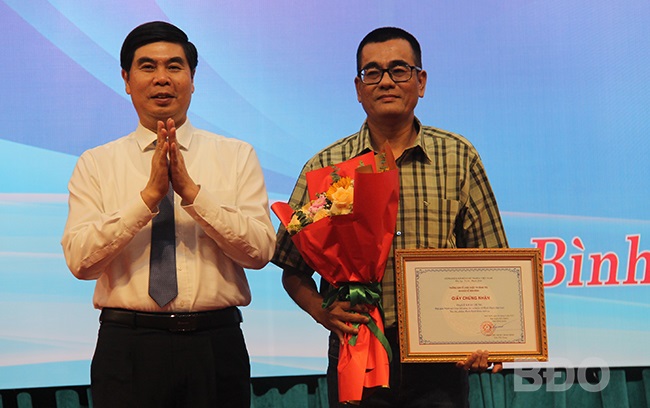 Đại diện UBND tỉnh Bình Định trao giải Nhất cho tác giả ca khúc "Âm vang miền đất Võ".