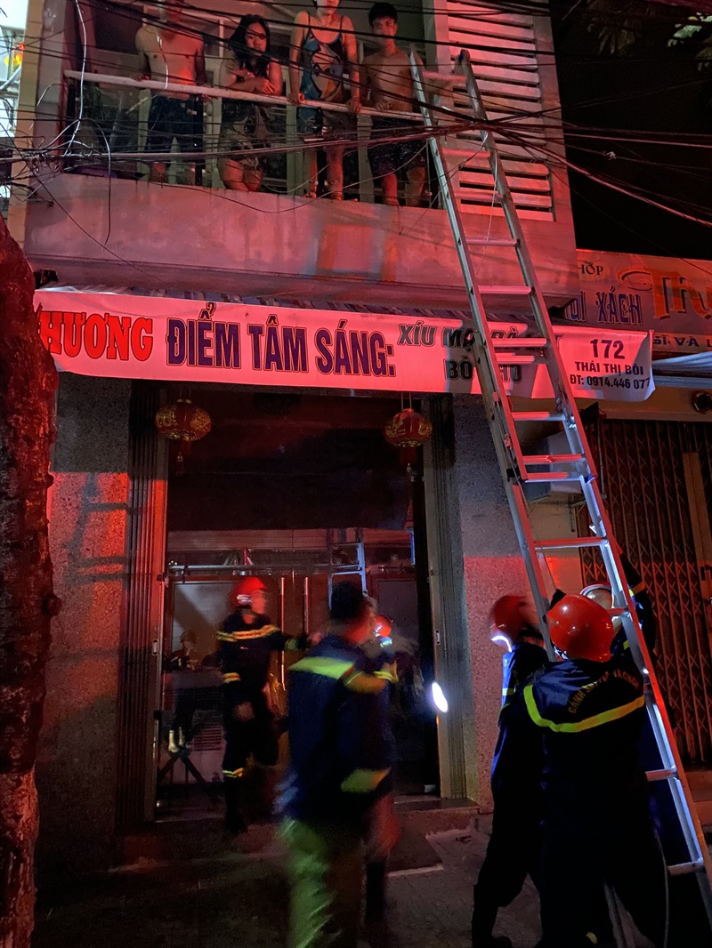 CBCS Đội Cảnh sát PCCC&CNCH CAQ Thanh Khê cứu người bị nạn mắc kẹt tại tầng 2 và tài sản ra khỏi khu vực nguy hiểm