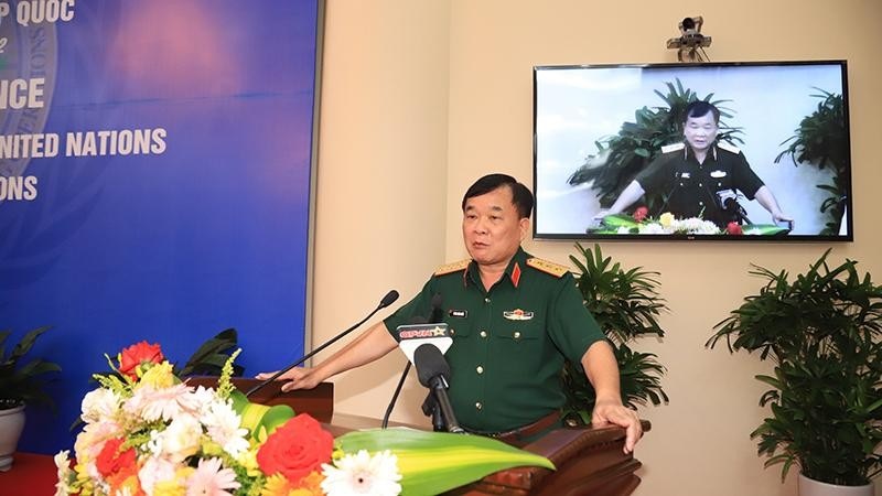 Thiếu tướng Hoàng Kim Phụng trình bày báo cáo tại hội nghị.