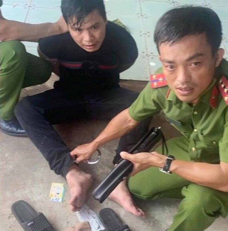 Lực lượng Công an khống chế, bắt giữ đối tượng Nguyễn Quốc Hùng và thu giữ hung khí đối tượng sử dụng uy hiếp lực lượng chức năng.