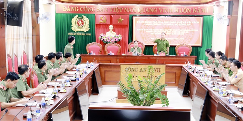 Trung tá Nguyễn Hữu Đức, Phó Giám đôc Công an tỉnh phát biểu tại buổi làm việc