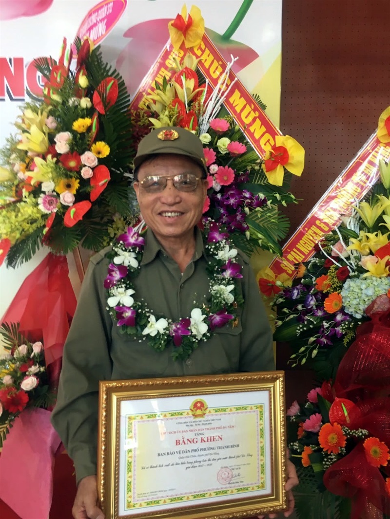 CCB, thương binh Nguyễn Mạnh Hùng nhận Bằng khen của Chủ tịch UBND TP Đà Nẵng về công tác bảo vệ TTATXH trên địa bàn phường.
