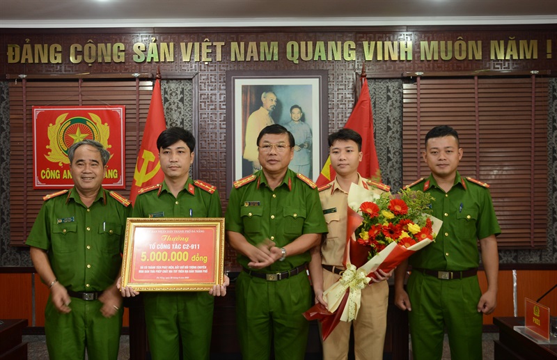 Thừa ủy quyền, Đại tá Trần Phòng trao thưởng 5 triệu đồng của Chủ tịch UBND TP Đà Nẵng cho lực lượng 911.