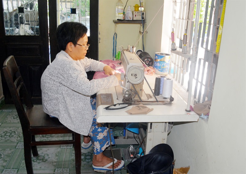 Ngày ngày, chị Phạm Thị Hiền miệt mài may sửa quần áo cho khách và con gái út của chị Hiền Phạm Hòa Nhi, sinh viên năm thứ 4 Trường Đại học Quốc tế Sài Gòn.