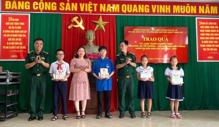 Đồn Biên phòng Phú Lộc, Phòng Tham mưu BĐBP TP cùng các hội đoàn thể tặng quà cho các em học sinh.