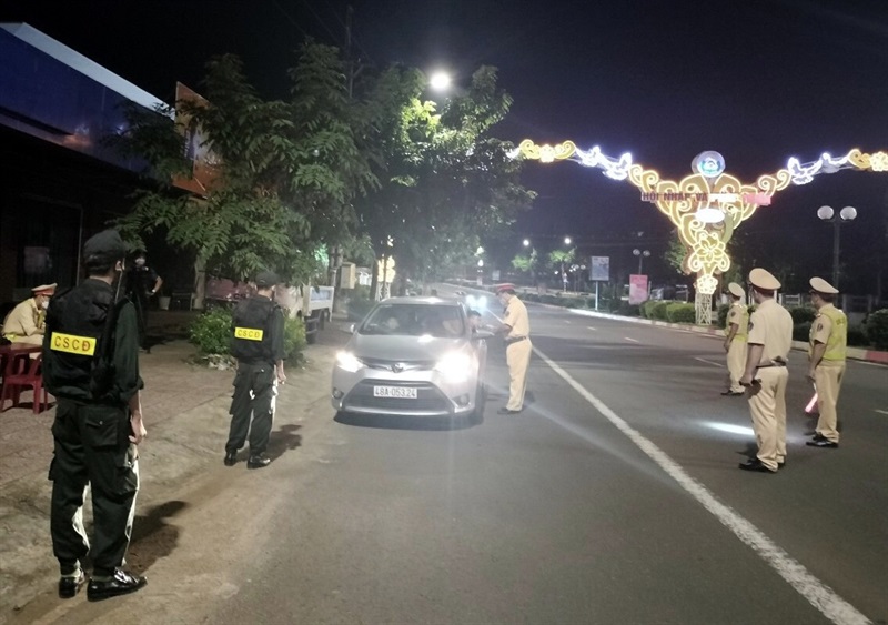 Lực lượng CSGT Công an tỉnh Đắk Nông tăng cường tuần tra, kiểm soát xử lý vi phạm cả ngày lẫn đêm trên các tuyến giao thông trọng điểm.