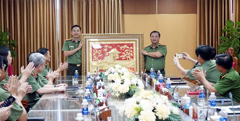 Trung tướng Nguyễn Đình Thuận- Cục trưởng Cục An ninh kinh tế Bộ Công an tặng quà lưu niệm cho Công an TP Đà Nẵng.