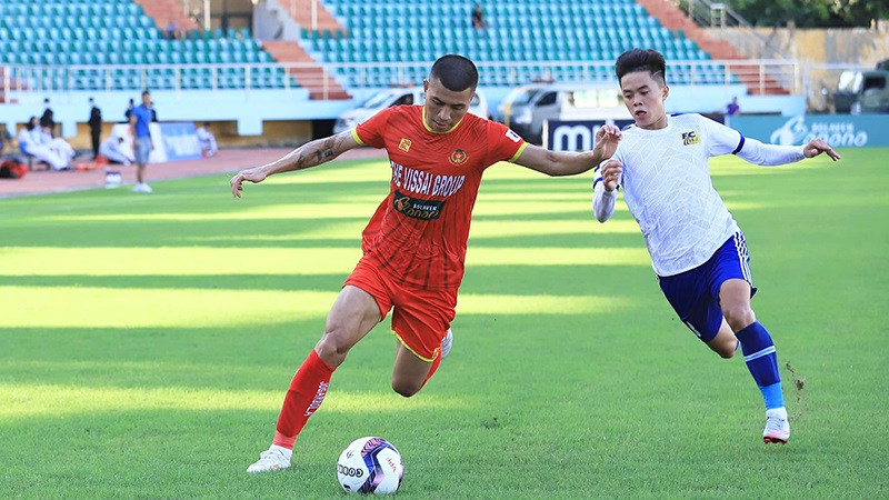 Thanh Bình (trái) lập cú đúp trong chiến thắng 3-0 của Công an nhân dân trước CLB bóng đá Huế.