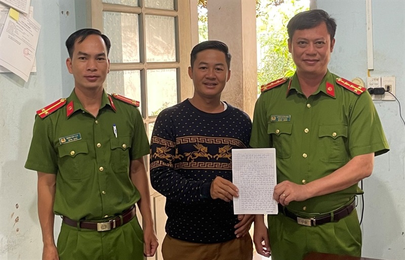 Cán bộ, chiến sĩ Phòng Cảnh sát PCCC và CNCH nỗ lực tìm kiếm tài sản cho anh Phạm Văn Thái