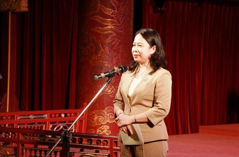 Phó Chủ tịch nước Võ Thị Ánh Xuân tặng lãnh đạo Trung tâm Bảo tồn di tích cố đô Huế bức tranh Phủ Chủ tịch nước.