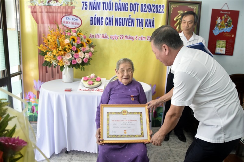 Ông Lê Văn Trung- Trưởng Ban Dân vận Thành ủy Đà Nẵng trao huy hiệu 75 tuổi Đảng cho Đảng viên Nguyễn Thị Khá.