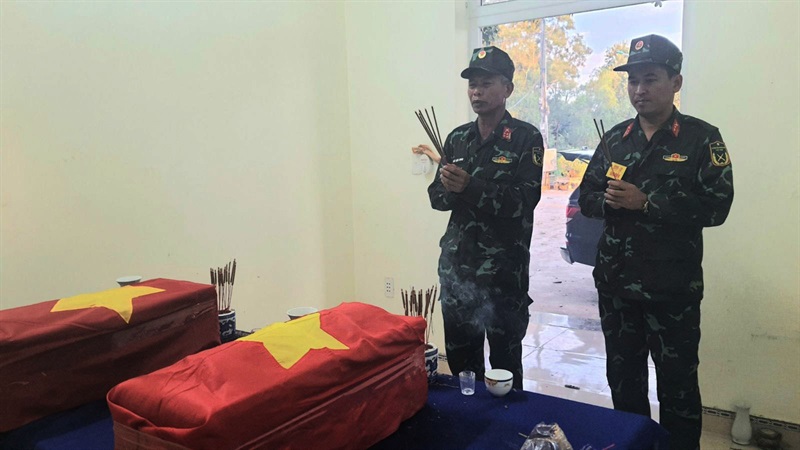 Thủ trưởng Phòng Chính trị, Bộ CHQS tỉnh Quảng Trị dâng hương, viếng hài cốt liệt sĩ được tìm thấy tại thôn Lâm Xuân.