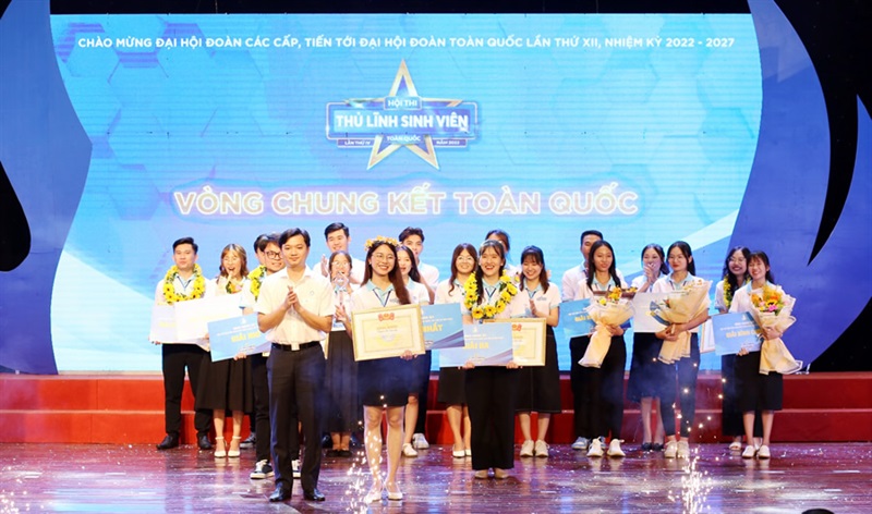 Ban tổ chức trao Giải Nhất cho Nguyễn Thị Châu Anh.
