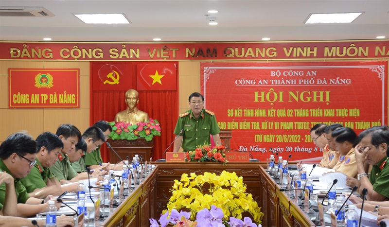 Trung tá Phạm Hồng Hải, Phó trưởng Phòng CSGT trình bày báo cáo sơ kết tại cuộc họp