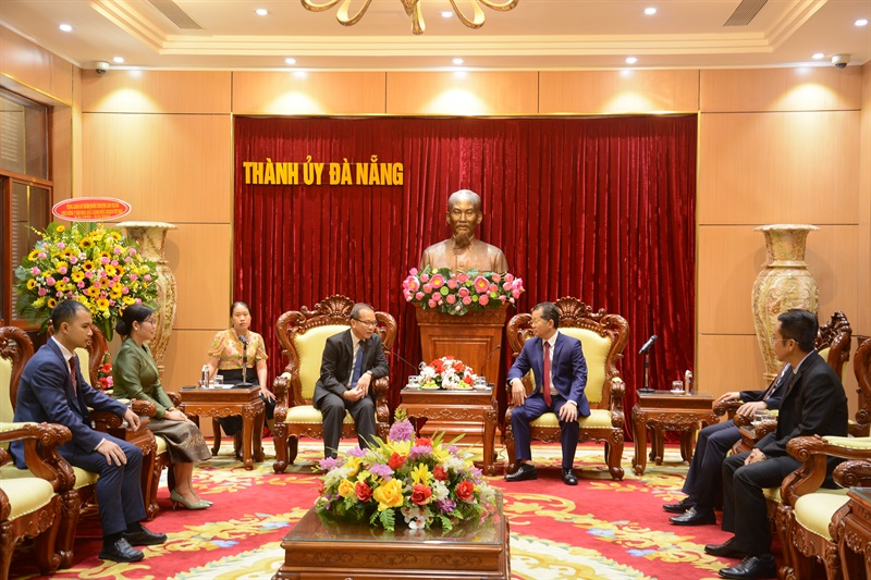 Bí thư thành ủy Nguyễn Văn Quảng nhận quà tặng và hoa của Tổng lãnh sự quán Lào tại Đà Nẵng