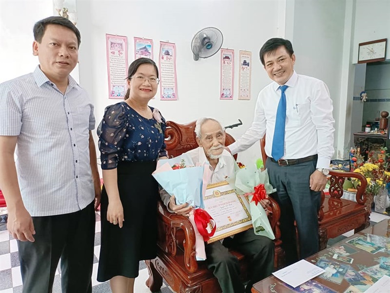 BTV Quận uỷ Hải Châu trao tặng Huy hiệu 75 năm tuổi Đảng cho đảng viên Nguyễn Tấn Phát.