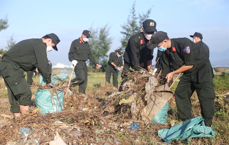 CBCS Tiểu đoàn Cảnh sát Cơ động – Công an TP Đà Nẵng tham gia tổng dọn vệ sinh môi trường dọc tuyến biển Nguyễn Tất Thành. ảnh: B.N