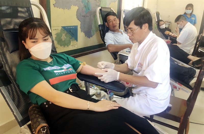 Đoàn viên Công Đoàn Hương Trà hăng hái tham gia hiến máu nhân đạo.