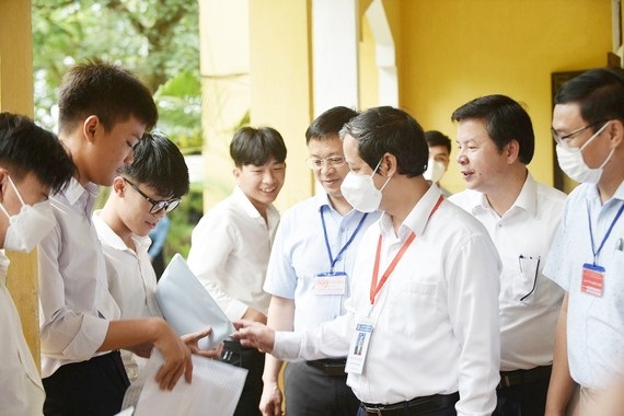 Bộ trưởng Bộ GD-ĐT Nguyễn Kim Sơn động viên sĩ tử tham gia Kỳ thi tốt nghiệp THPT 2022 tại điểm thi Trường THPT Đặng Huy Trứ (Thừa Thiên – Huế). (Ảnh minh họa: H.T)