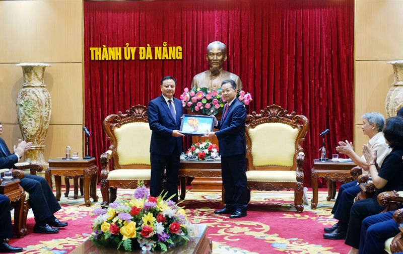 Bí thư Thành ủy Nguyễn Văn Quảng trao tặng quà lưu niệm của Đà Nẵng cho Tỉnh trưởng Santiphap Phomvihane.
