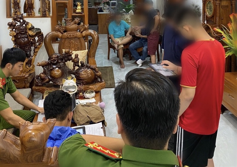 Cơ quan điều tra Công an tỉnh Đắk Nông thực hiện lệnh khám xét khẩn cấp nơi ở của 1 đối tượng trong vụ án