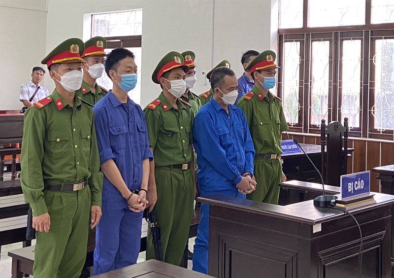2 bị cáo Hồ Tấn Sơn và Nguyễn Văn Hiển tại phiên tòa.