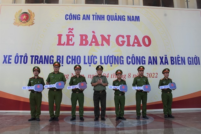 Đại tá Huỳnh Sông Thu - Phó Giám đốc Công an tỉnh Quảng Nam trao chìa khóa xe tượng trưng cho đại diện Công an các xã giáp biên giới. ảnh: Xuân Mai