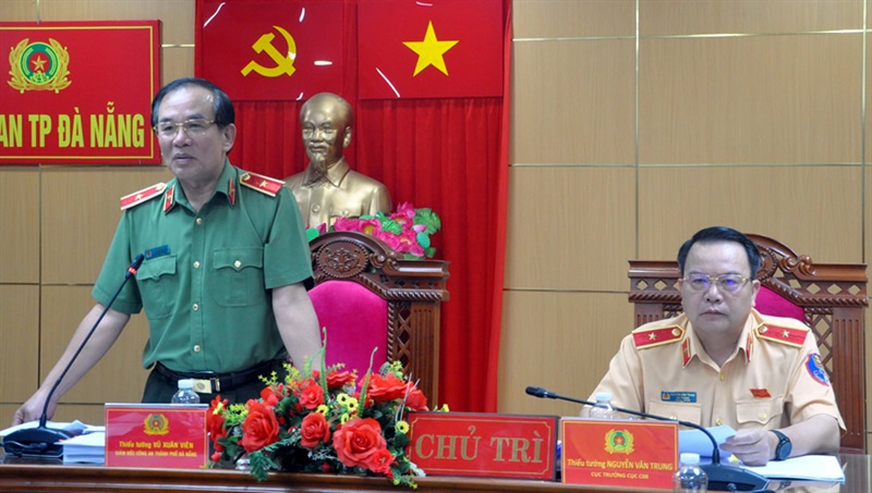 Thiếu tướng Nguyễn Văn Trung và Thiếu tướng Vũ Xuân Viên đồng chủ trì buổi làm việc.