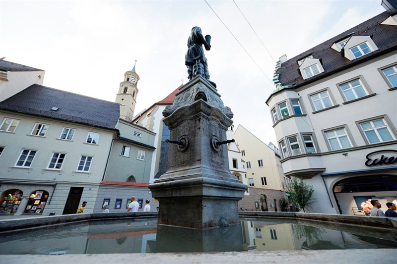 Đức tắt đài phun nước ở quảng trường Martin - Luther - Platz, Augsburg để tiết kiệm năng lượng. Ảnh: Reuters