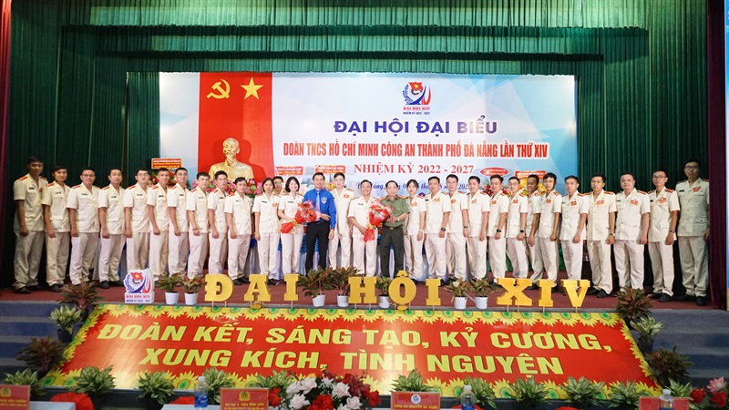 Phó Bí thư Thành đoàn Đà Nẵng Nguyễn Bá Duân tặng Cờ thi đua cho Đoàn Thanh niên Công an TP Đà Nẵng giai đoạn 2017-2022.