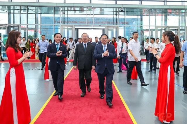 Thủ tướng Chính phủ Phạm Minh Chính và các đại biểu dự lễ kỷ niệm 20 năm thành lập Bộ Tài nguyên và Môi trường.