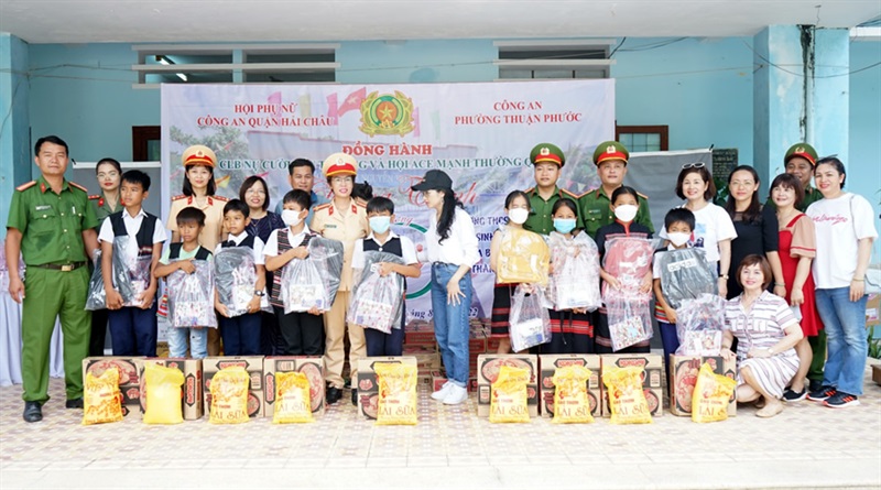 Tặng quà cho các em học sinh đồng bào Cơ Tu tại xã Hòa Bắc.