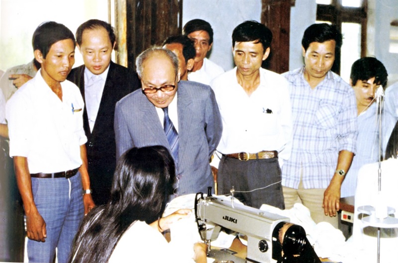 Chủ tịch Hội đồng Nhà nước Võ Chí Công về thăm Xí nghiệp may huyện Núi Thành (Quảng Nam) năm 1992.