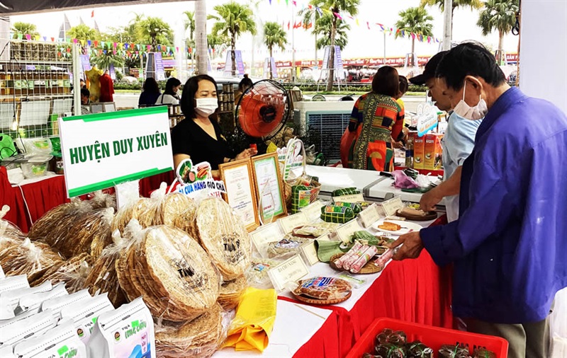 Người dân Đà Nẵng mua đặc sản của H.Duy Xuyên (Quảng Nam) tại Hội chợ EWEC - Đà Nẵng 2022.