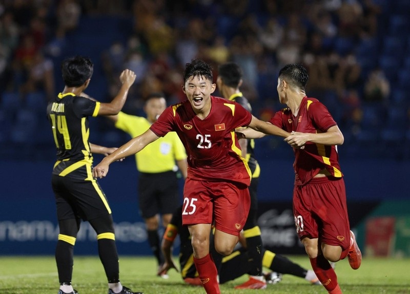 Đức Anh ăn mừng sau bàn gỡ hòa cho U19 Việt Nam.