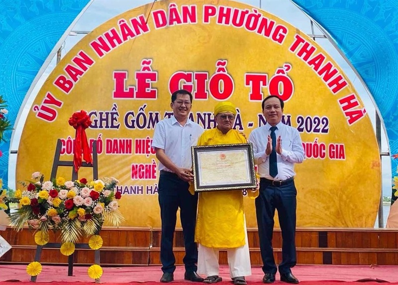 Đại diện làng gốm đón nhận bằng Di sản văn hóa phi vật thể quốc gia nghề gốm Thanh Hà.