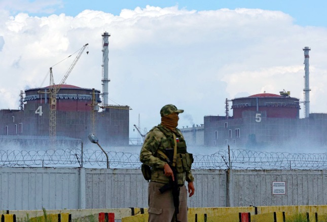 Lính Nga gác ở nhà máy điện hạt nhân Zaporizhzhia. Ảnh: Reuters