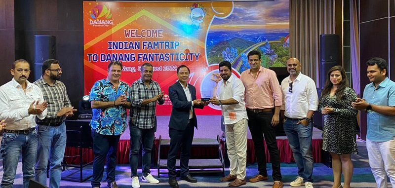 Lãnh đạo Sở Du lịch TP Đà Nẵng tặng quà lưu niệm cho đoàn famtrip Ấn Độ.